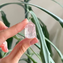 Pink lithium quartz